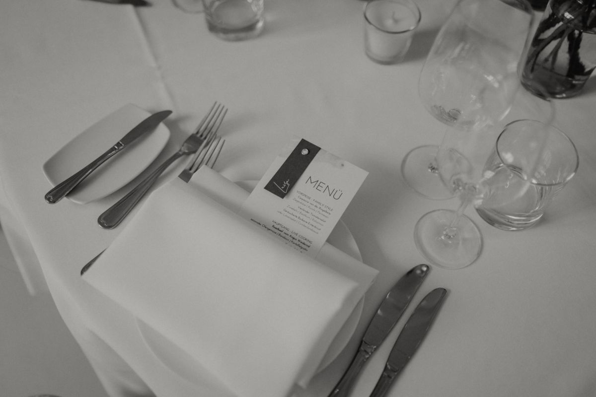 Hochzeitspapeterie mit Goldveredelung vor Hamburger Hafenkulisse