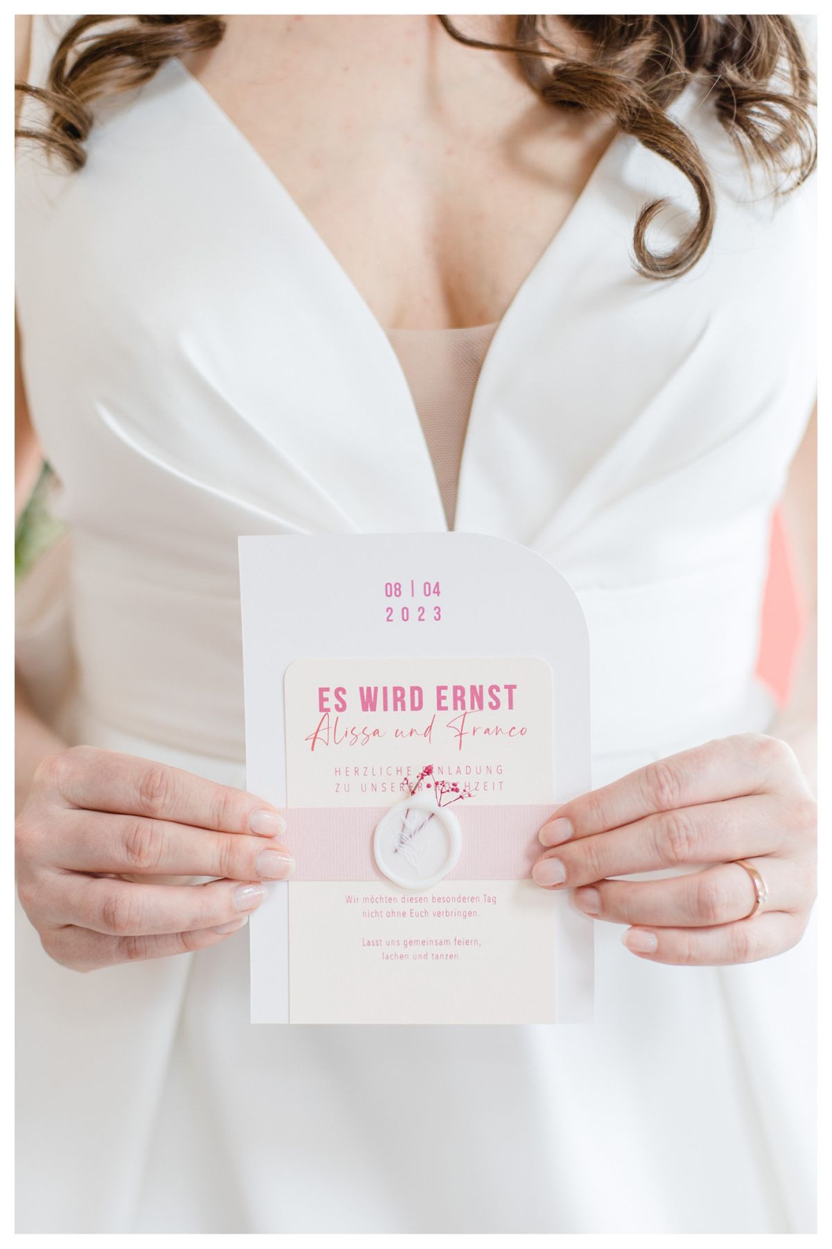 Hochzeitspapeterie mit kräftigen Farbakzenten