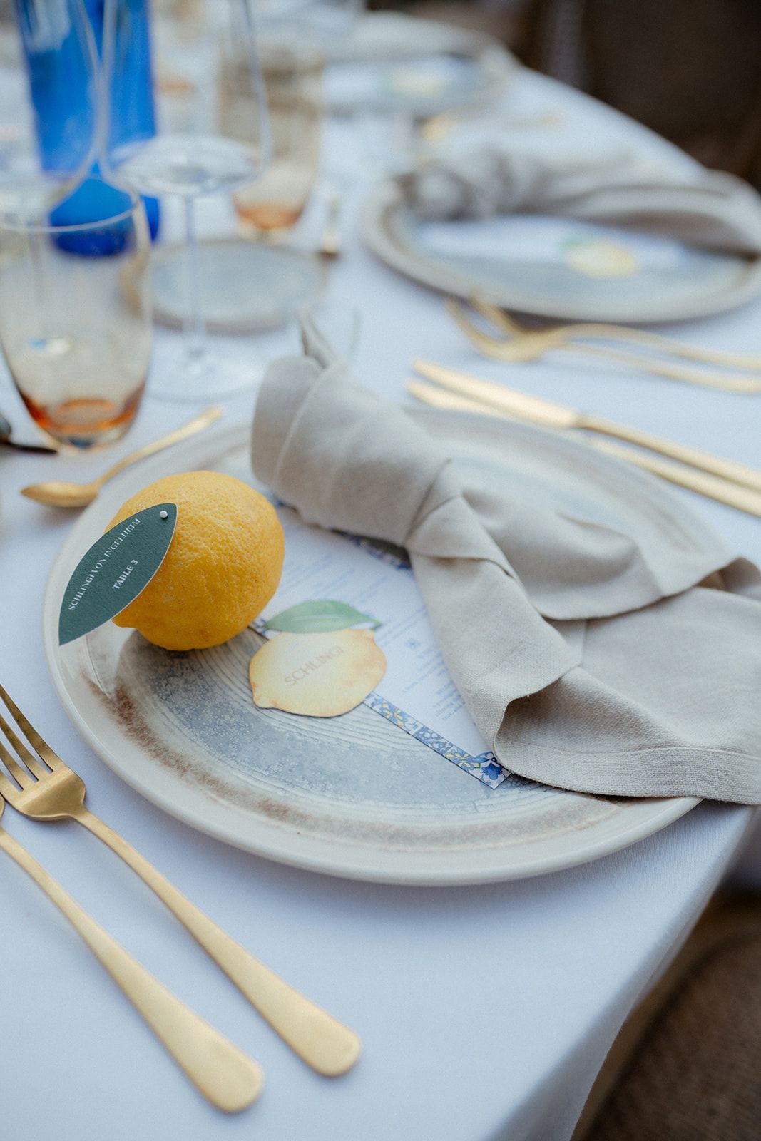 Menükarte auf gedecktem Tisch mit mediterranen Kacheln