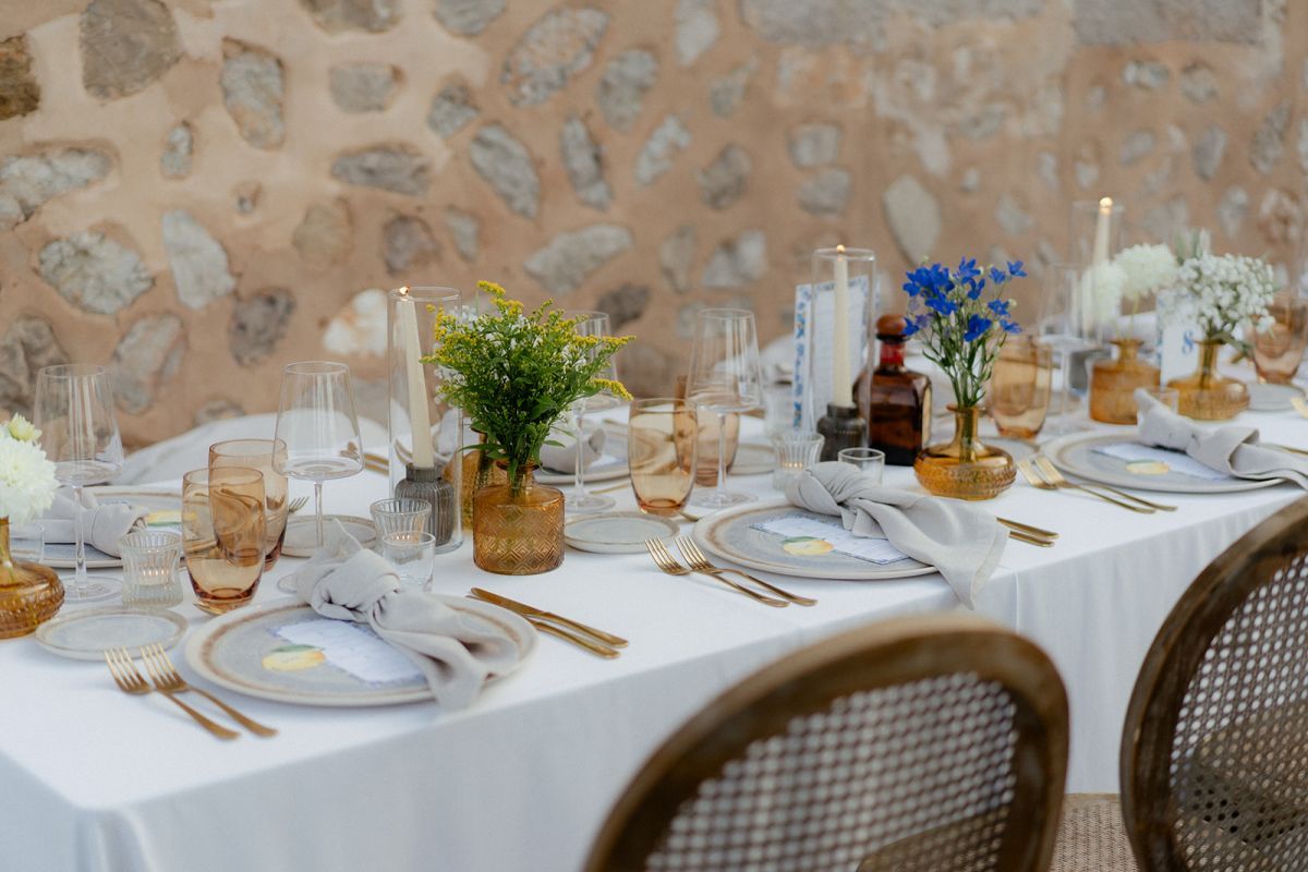 Dinner-Tafel mit Kerzen und Papeterie