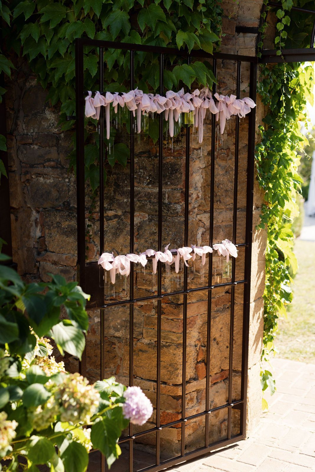 Gedeckte Hochzeitstafel mit Papeterie in Naturtönen