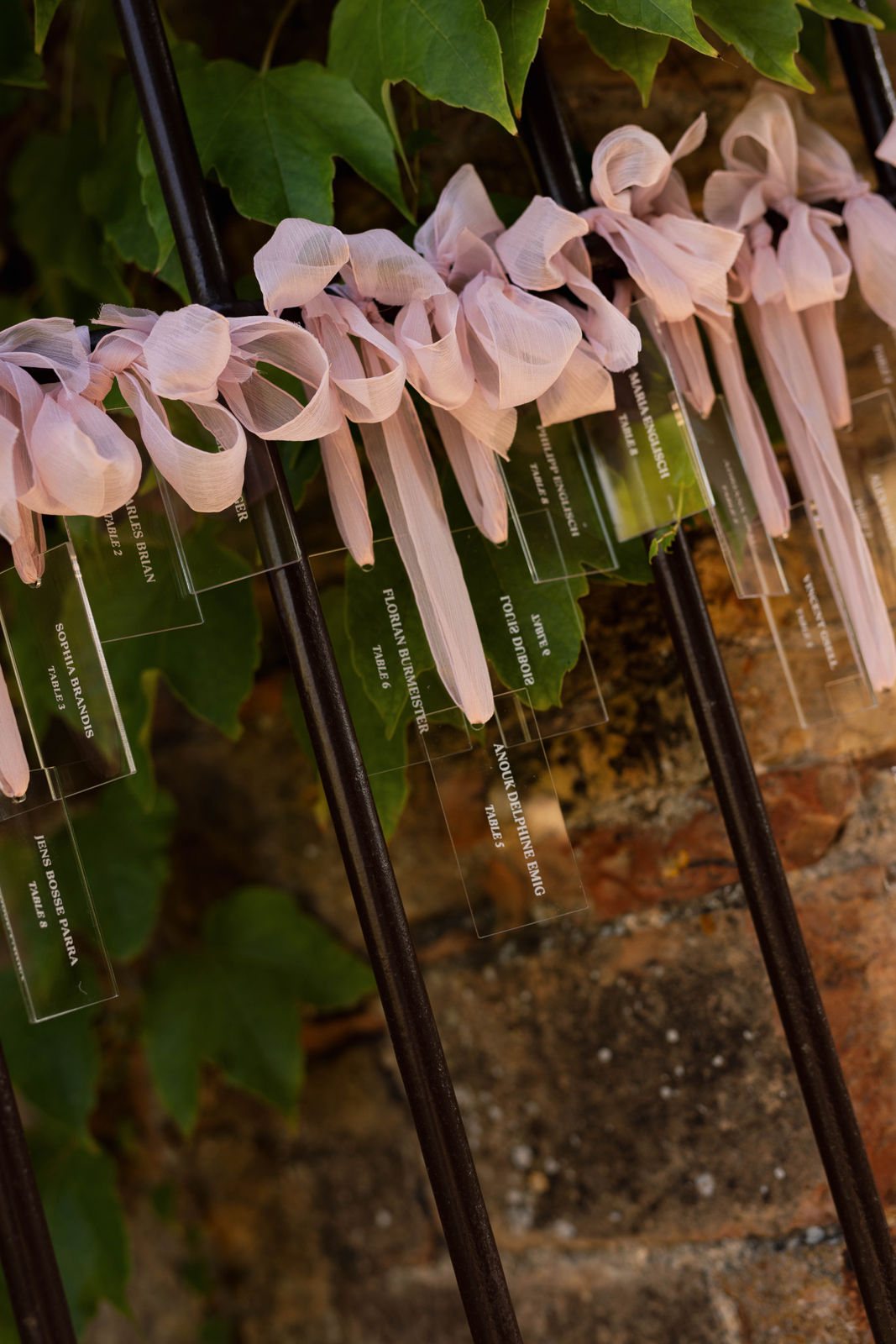 Escort Cards aus Acryl mit Chiffonband