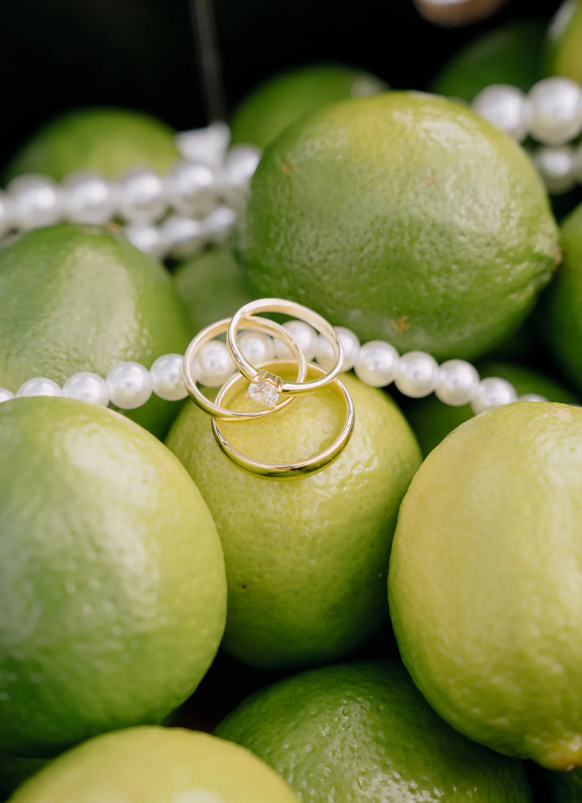 Trauringe auf Limetten mit Perlenkette