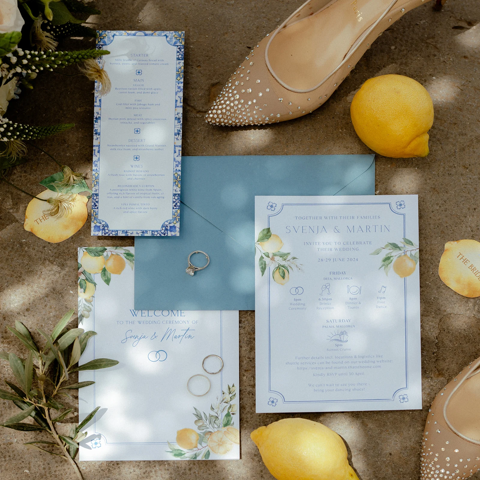 Mediterrane Hochzeitspapeterie in Blau mit Zitronen: Einladung, Menükarte und hellblauer Umschlag mit Verlobungsring