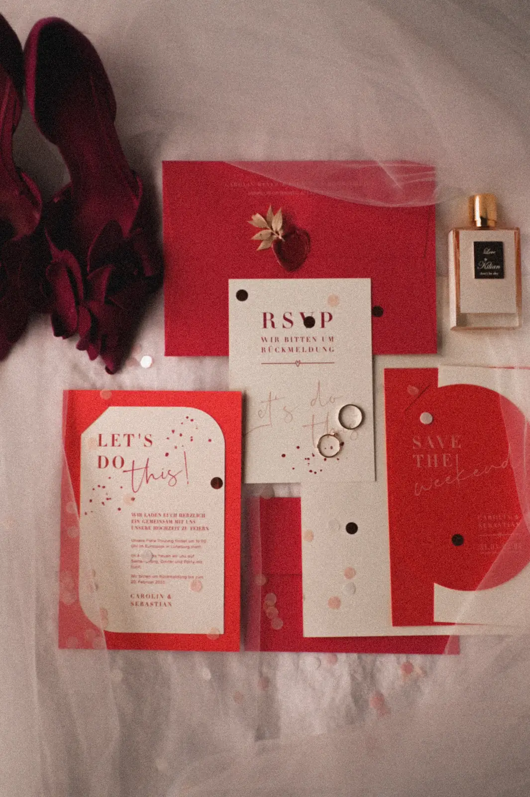 Hochzeitspapeterie in Rot und Pink mit runder Save the Weekend, Konfetti-Punkten und rotem Wachssiegel
