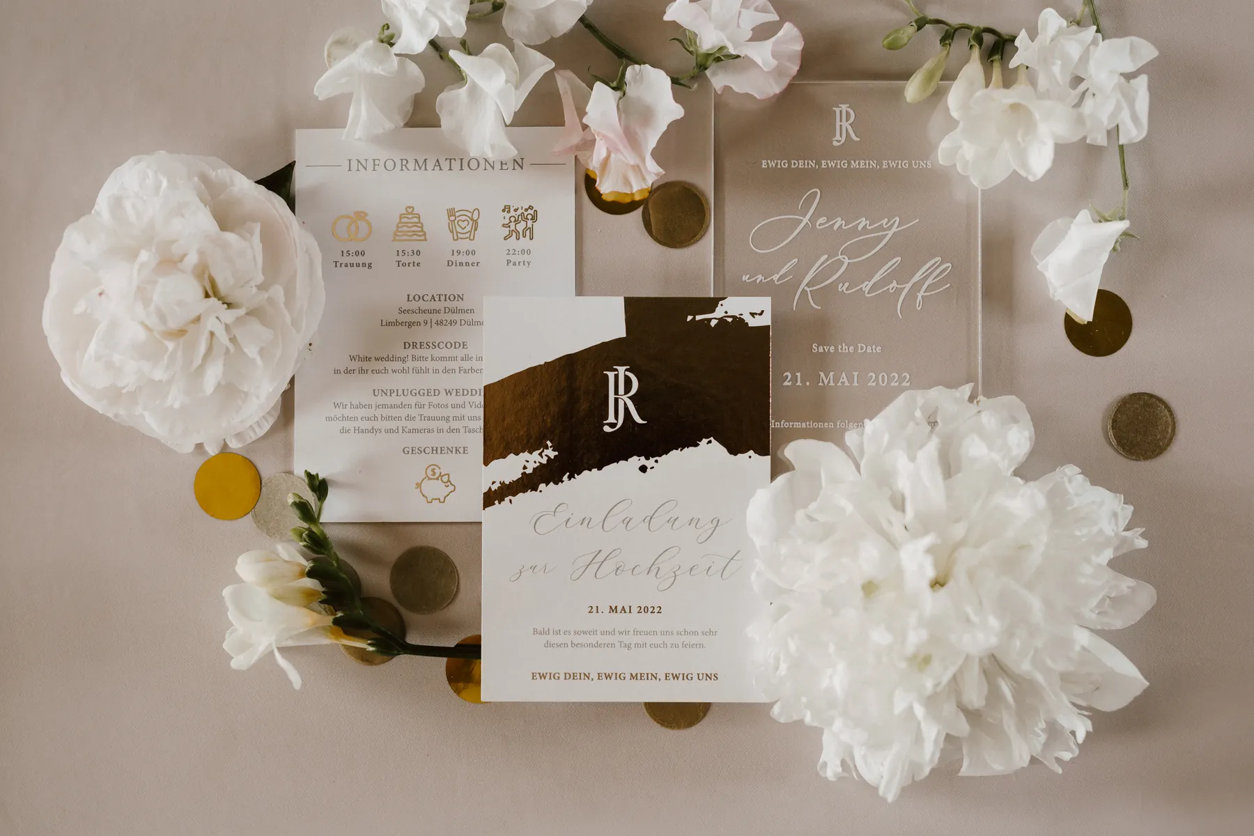 Goldveredelte Einladungssuite mit Monogramm und Informationskarte