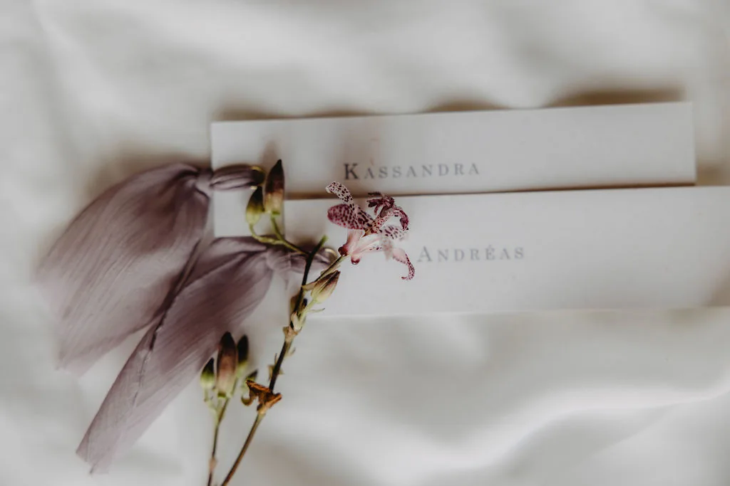 Zwei Platzkarten mit Seidenband und Orchidee