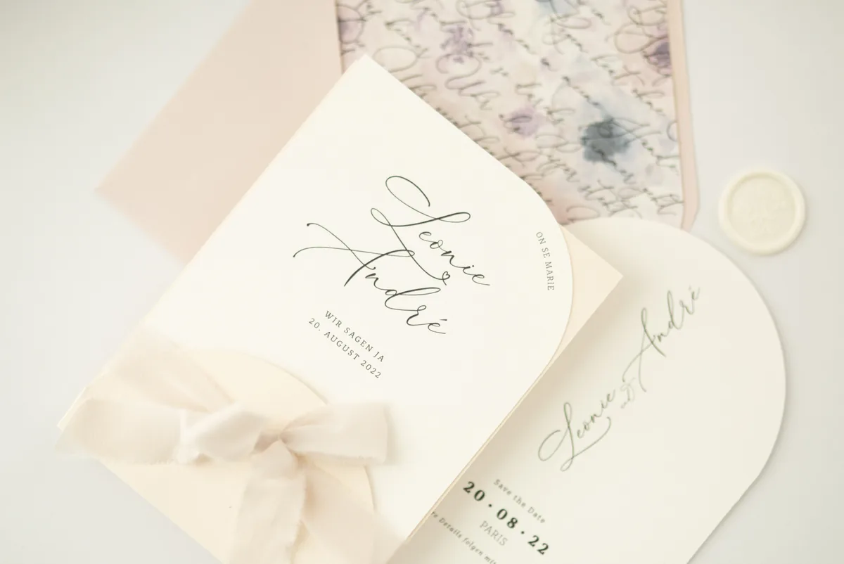 Detail der Einladungspapeterie mit Kalligrafie und Chiffonband