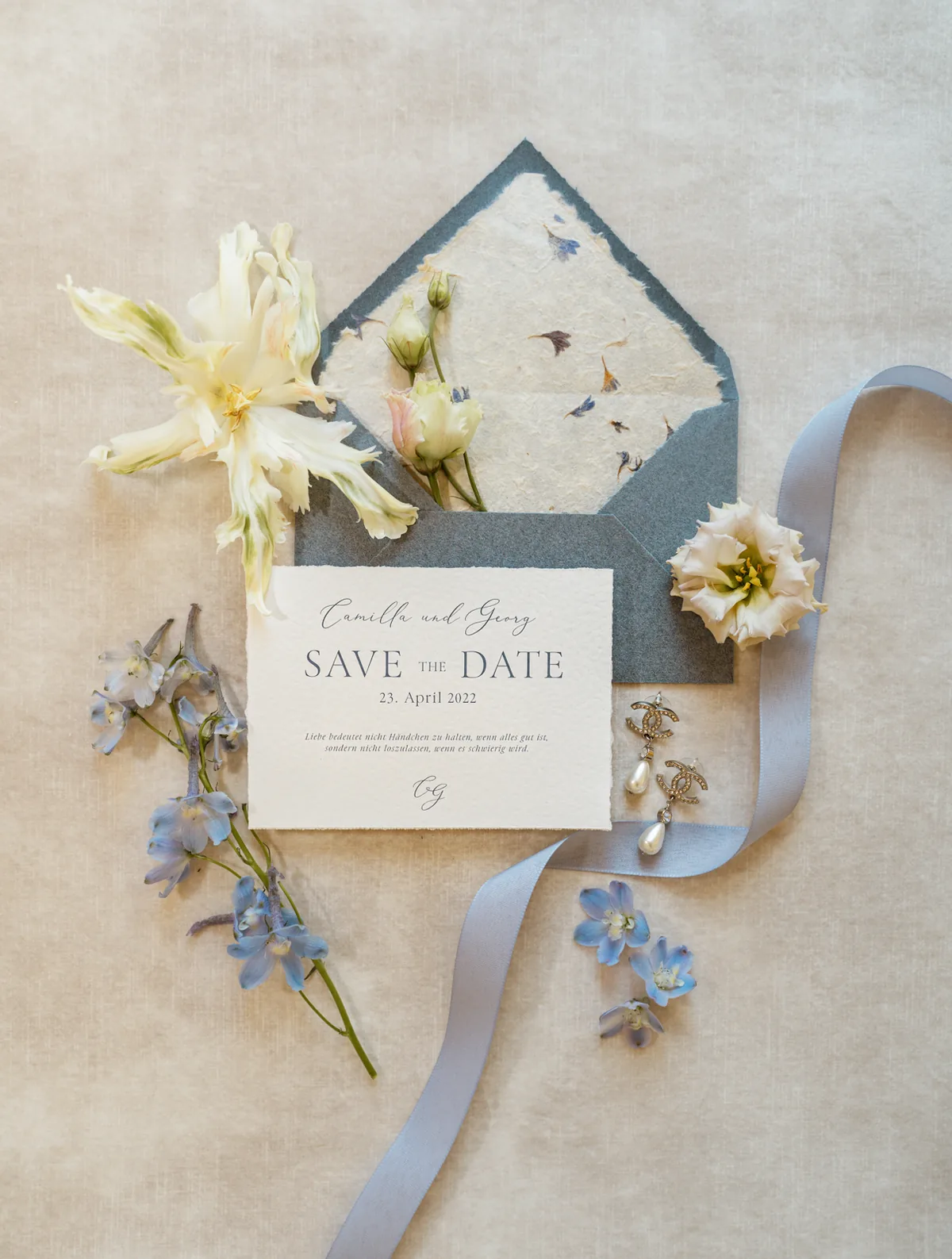 Save the Date mit handgeschöpftem Umschlag und Blütenpapier