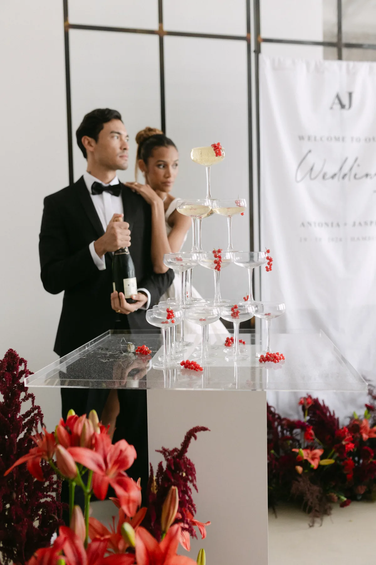 Champagnertower mit roten Johannisbeeren vor dem Welcome Sign